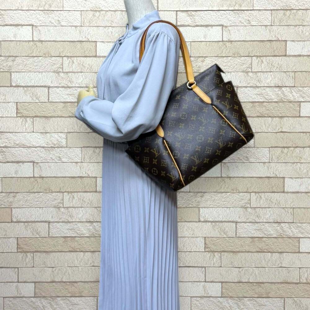 LOUIS VUITTON Authentic Brown Monogram Tote Bag - Picture 2 of 12